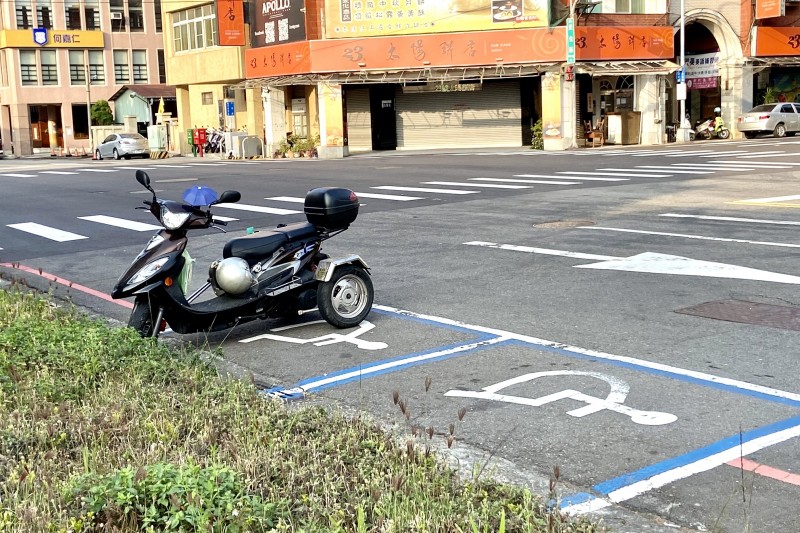 打造友善無障礙城市 中市府依規劃設身障、親子專用車格-風傳媒
