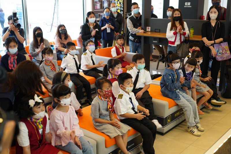 兒童節當日小朋友們化身小小空服員，在中央公園的遊客中心的航空主題設施，準備接受專業的空服員訓練-體驗航空飛行樂趣。（圖/台中市政府）