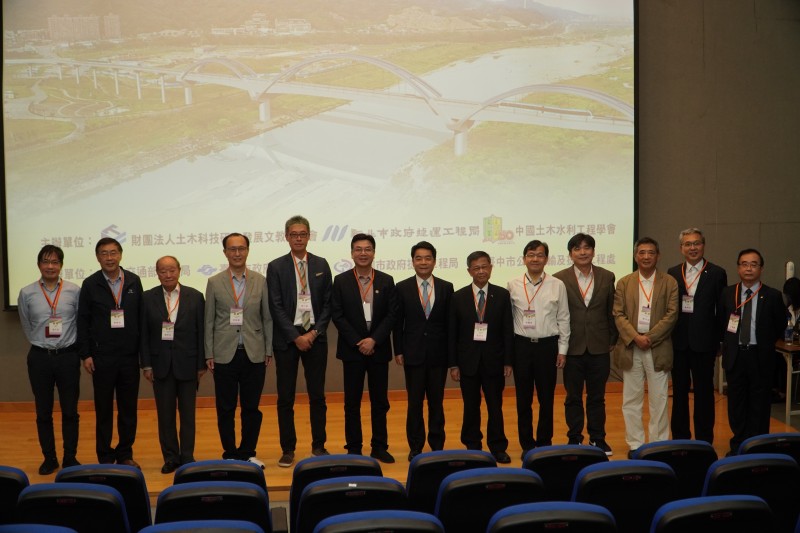 新北捷運統包工程經驗分享會與會貴賓合照。(圖/新北市政府捷運工程局提供)