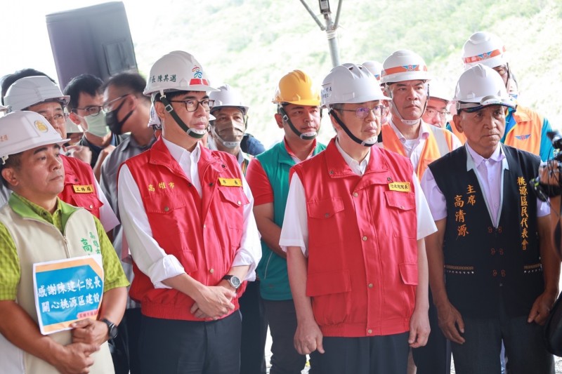 行政院長陳建仁與高雄市長陳其邁，一起前往桃源區視察區公所救災情形。（圖/高市原民會提供）