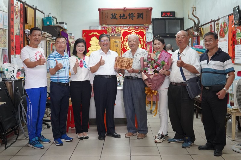 93歲高齡的彭學堯老師（右四）迄今耳聰目明，每天還孜孜不倦學習，關心地方事務。（圖／新竹縣政府提供）