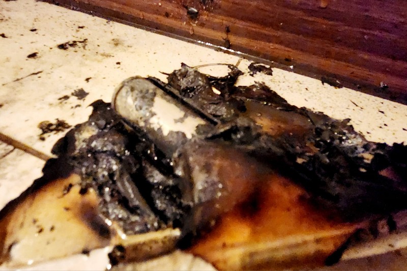 廖男購買夜市的行動電源,卻無預警爆炸。(圖/廖男提供) 廖男購買夜市的行動電源,卻無預警爆炸。(圖/廖男提供)