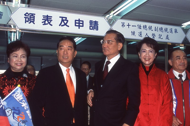 歷史新新聞》兼閣揆、完全內閣人事權 2003年連戰怎麼說服宋楚瑜讓大哥先當……-新新聞