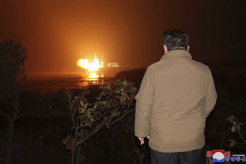 2023年11月21日,北韓領導人金正恩觀看火箭發射,準備將軍事偵察衛星萬里鏡1號送入軌道。(美聯社) 2023年11月21日,北韓領導人金正恩觀看火箭發射,準備將軍事偵察衛星萬里鏡1號送入軌道。(美聯社)