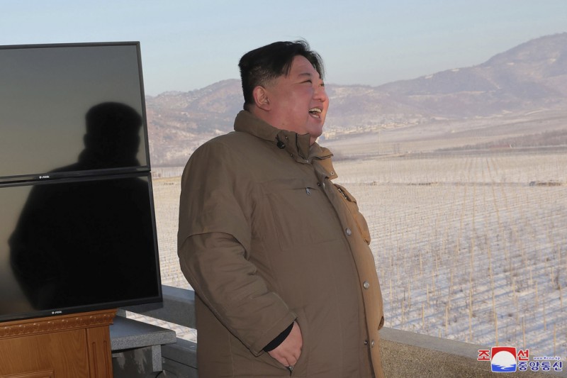2023年12月19 日,首爾火車站正在播放北韓領導人金正恩視察洲際彈道飛彈的畫面。(美聯社) 2023年12月19 日,首爾火車站正在播放北韓領導人金正恩視察洲際彈道飛彈的畫面。(美聯社)