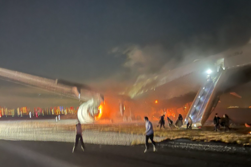 日航乘客安全撤離下機後,拍到整架飛機陷入火海的畫面。(圖/翻攝自X) 日航乘客安全撤離下機後,拍到整架飛機陷入火海的畫面。(圖/翻攝自X)