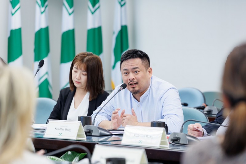 愛沙尼亞國會友台小組於今(5)日到訪民進黨中央黨部,立委洪申翰(右)、張雅琳(左)與會討論。(民進黨提空) 愛沙尼亞國會友台小組於今(5)日到訪民進黨中央黨部,立委洪申翰(右)、張雅琳(左)與會討論。(民進黨提空)