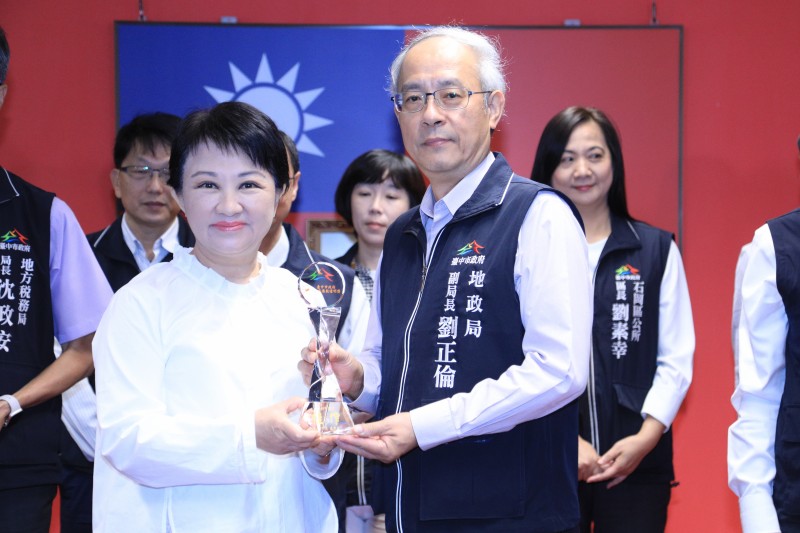 臺中市政府地政局創新措施「自辦重劃補償費查核機制」榮獲112年廉能透明獎-一般參賽類。(圖/台中市政府)