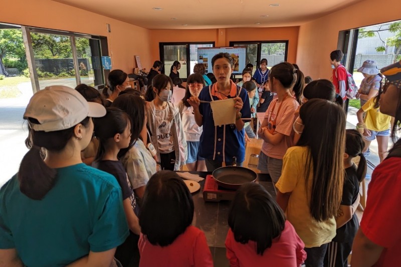 動帶領學童製作可重複利用做為保鮮膜的蜂蠟布。(圖/台灣中油提供) 動帶領學童製作可重複利用做為保鮮膜的蜂蠟布。(圖/台灣中油提供)