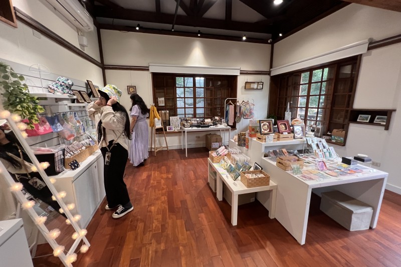 透過本次「寄賣商品徵件」活動,期望吸引更多不同類型的商品進駐,讓遠到而來的國內外遊客,都能找到源自水金九礦業文化的特殊回憶。(圖/新北市立黃金博物館) 透過本次「寄賣商品徵件」活動,期望吸引更多不同類型的商品進駐,讓遠到而來的國內外遊客,都能找到源自水金九礦業文化的特殊回憶。(圖/新北市立黃金博物館)