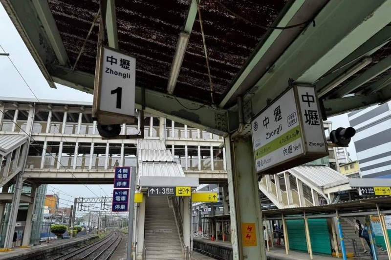 桃園中壢車站將於15日晚熄燈。(圖/翻攝自蘇俊賓臉書) 桃園中壢車站將於15日晚熄燈。(圖/翻攝自蘇俊賓臉書)