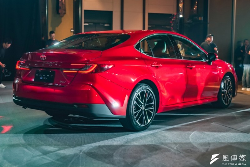 與上一代價格近乎持平,總代理和泰汽車訂下全新第 9 代 Camry 年度 6,000 台銷售目標,並在預售階段接獲千張以上訂單。 與上一代價格近乎持平,總代理和泰汽車訂下全新第 9 代 Camry 年度 6,000 台銷售目標,並在預售階段接獲千張以上訂單。