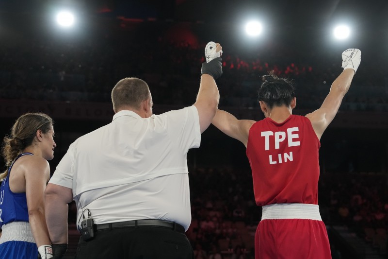 林郁婷（紅衣）在女子57公斤級的四強戰擊敗土耳其選手卡拉曼（Esra Yıldız Kahraman）。（美聯社）