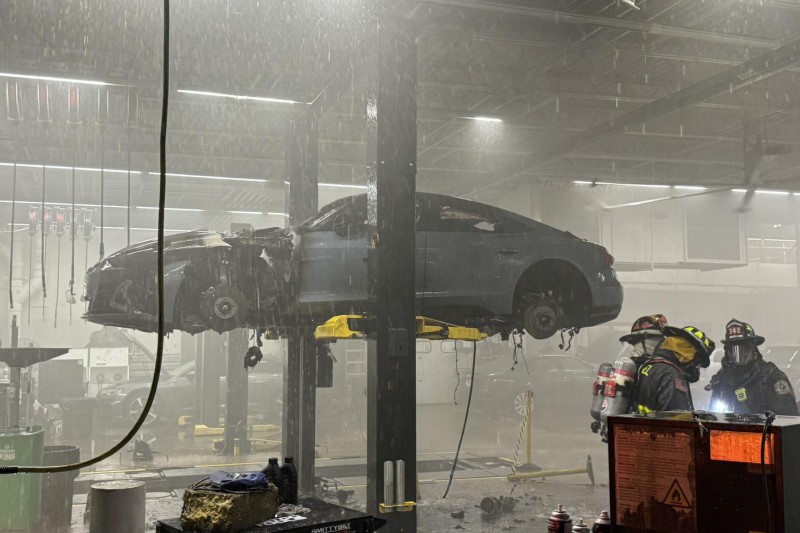 美國Audi e-tron GT維修中爆燃 美國Audi e-tron GT維修中爆燃