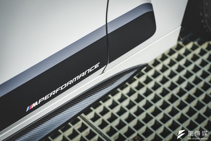 車身貼紙、碳纖維側裙同樣也是 M Performance Parts 的其中一環,而且還可以單獨購買。 車身貼紙、碳纖維側裙同樣也是 M Performance Parts 的其中一環,而且還可以單獨購買。