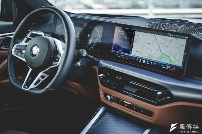 延續 14.9 吋中央觸控螢幕與 12.3 吋數位儀表的虛擬座艙,但是車載系統升級為 BMW OS 8.5。 延續 14.9 吋中央觸控螢幕與 12.3 吋數位儀表的虛擬座艙,但是車載系統升級為 BMW OS 8.5。