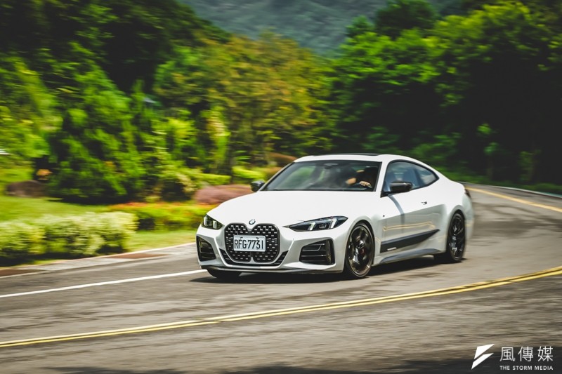 前後幾乎呈現平衡的配重比例,純粹後驅的設定更是 BMW 的經典配方之一。 前後幾乎呈現平衡的配重比例,純粹後驅的設定更是 BMW 的經典配方之一。