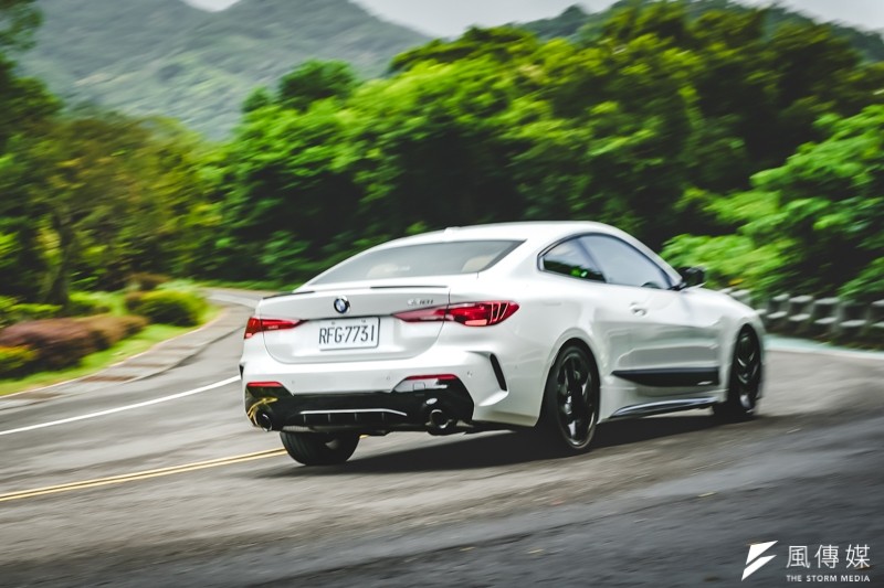 少了 6 缸車的澎湃,但有幸變速箱還算聰明,操控也是靈活直接,430i M Sport Coupé 依然很有駕駛樂趣。 少了 6 缸車的澎湃,但有幸變速箱還算聰明,操控也是靈活直接,430i M Sport Coupé 依然很有駕駛樂趣。