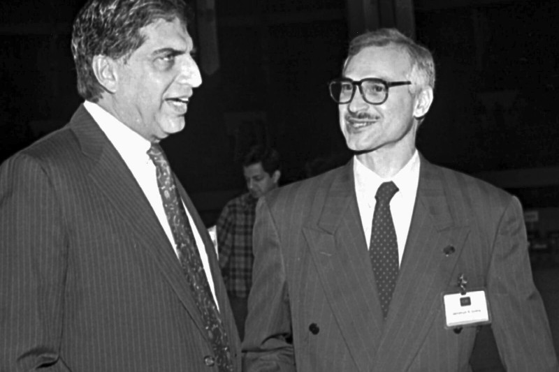 印度最大企業之一塔塔集團（Tata Group）前董事長塔達（Ratan Tata）過世，享壽86歲。圖為1995年與知名企業家詹姆希德·戈德瑞吉合影。（美聯社）