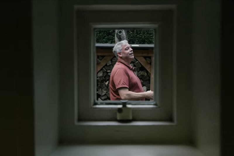 沃爾特・範恩伯登(Wouter van Embden)在他家中的工作室。(The Wall Street Journal) 沃爾特・範恩伯登(Wouter van Embden)在他家中的工作室。(The Wall Street Journal)