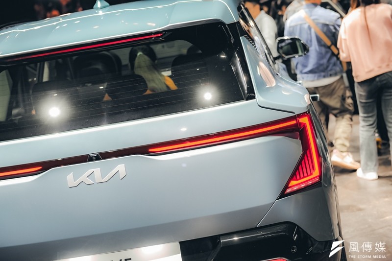 Kia EV5 車尾除了家族樣貌的星圖尾燈外，也可見到燈具延伸至廠徽兩側，營造更為寬闊霸氣的感受。