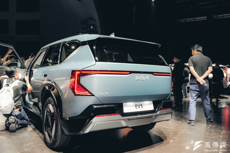 Kia EV5 車身尺寸的長寬高分別為 4,615mm x 1,875mm x 1,715mm，軸距為 2,750mm。
