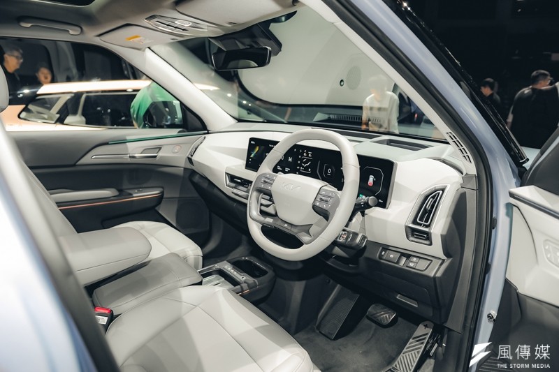 懸浮式雙螢幕、多功能的開放式置物平台、V2L 等科技是應有盡有。