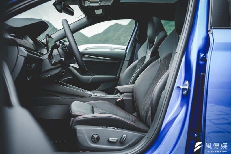 雙前座具備完整的電調機能,還有按摩功能。 雙前座具備完整的電調機能,還有按摩功能。