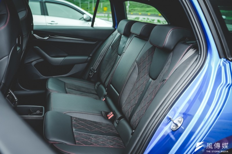 後排座椅刻意延長椅墊來獲取更好的腿部支撐。 後排座椅刻意延長椅墊來獲取更好的腿部支撐。