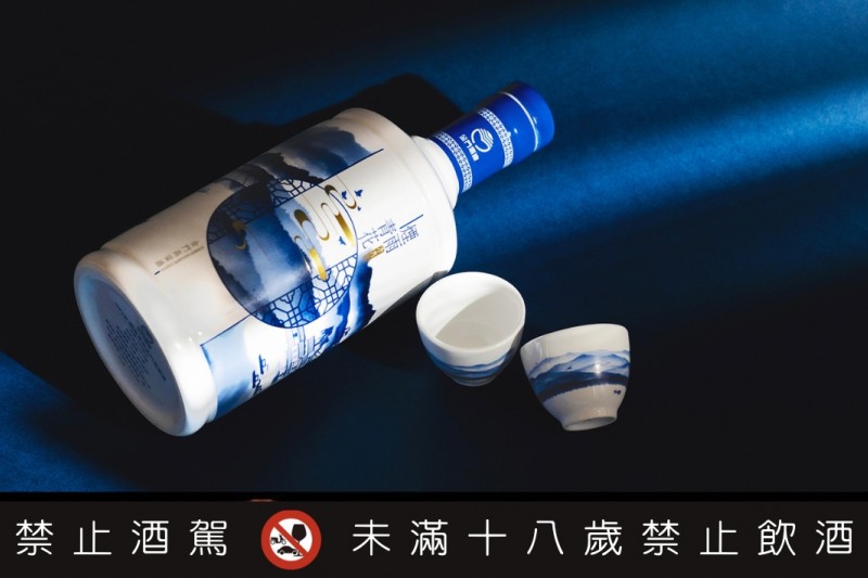 一嘗「青花瓷」瓶內的江南雅韻｜金門酒廠攜手作詞人方文山，共譜《煙雨