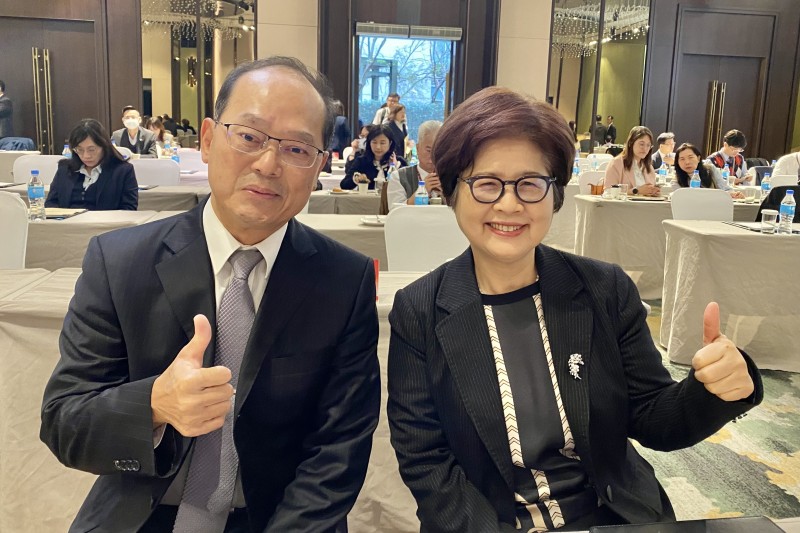 20241203-信託公會舉辦信託專責部門經理人專班,主題為「信託業面臨超高齡社會經營策略研究與安養信託契約修訂重點介紹」,金管會銀行局副局長林志吉(左)、信託公會理事長邱月琴(右)合影。(陳怡慈攝) 20241203-信託公會舉辦信託專責部門經理人專班,主題為「信託業面臨超高齡社會經營策略研究與安養信託契約修訂重點介紹」,金管會銀行局副局長林志吉(左)、信託公會理事長邱月琴(右)合影。(陳怡慈攝)