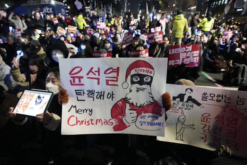2024年12月9日,韓國首爾舉行大規模的彈劾尹錫悅示威,標語上用韓語寫著「應該彈劾」。(美聯社) 2024年12月9日,韓國首爾舉行大規模的彈劾尹錫悅示威,標語上用韓語寫著「應該彈劾」。(美聯社)