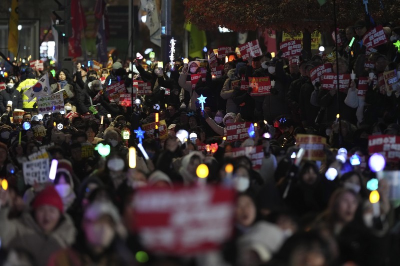 2024年12月10日,韓國首爾的執政的國民力量黨總部前,大批民眾聚集要求彈劾尹錫悅。(美聯社) 2024年12月10日,韓國首爾的執政的國民力量黨總部前,大批民眾聚集要求彈劾尹錫悅。(美聯社)