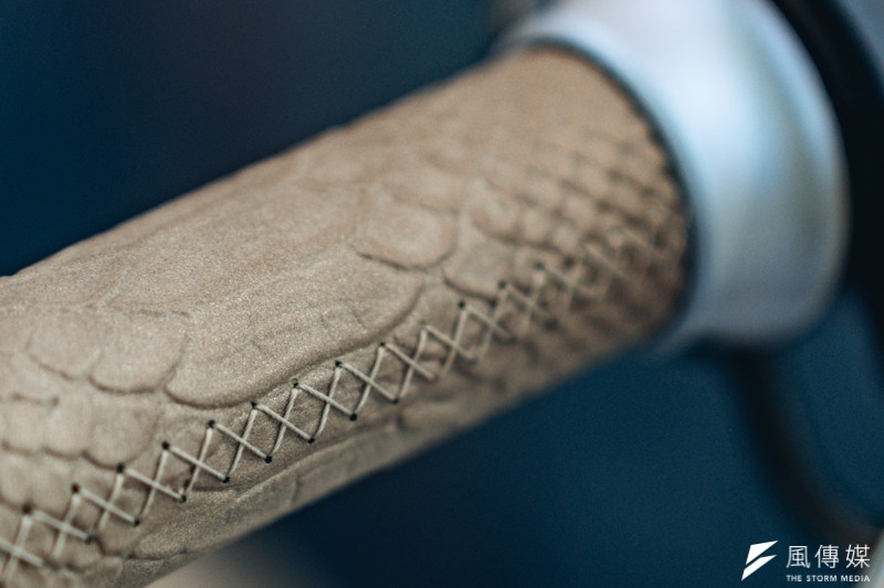 握把也同樣以蛇鱗紋路為發想，另可見到細緻的縫紉做工。