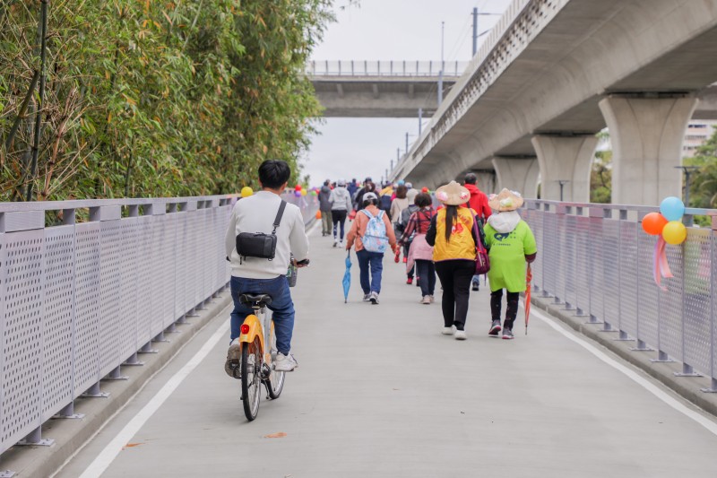 環中東路自行車跨橋新建工程最後一哩路完成，將自行車斷鏈路網串聯，為綠空廊道帶來更加完善且安全的騎乘體驗。(圖/台中市政府)