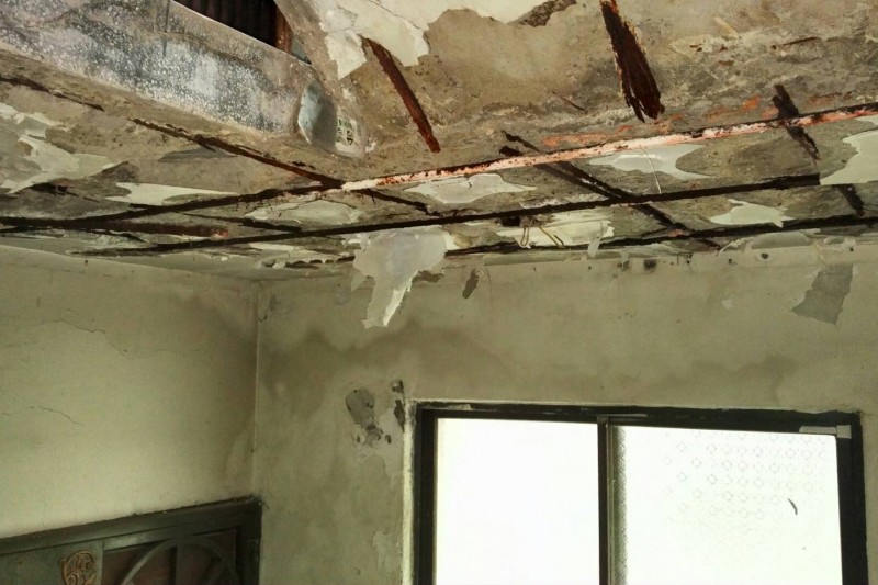 更新會指出房屋老舊需要都更，好不容易找到願意土建融資的公股銀行，但放款管制導致銀行臨陣退縮。（圖／更新會提供）