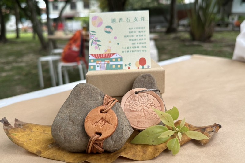 「工藝行旅」踩線透過導覽走讀中興新村，手作擴香石體驗。（圖/王秀禾攝）