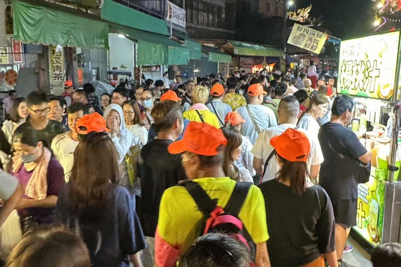 與白沙屯媽祖同行的香燈腳們和廣大信眾們在香路上共同前行。(呂政璋提供) 與白沙屯媽祖同行的香燈腳們和廣大信眾們在香路上共同前行。(呂政璋提供)
