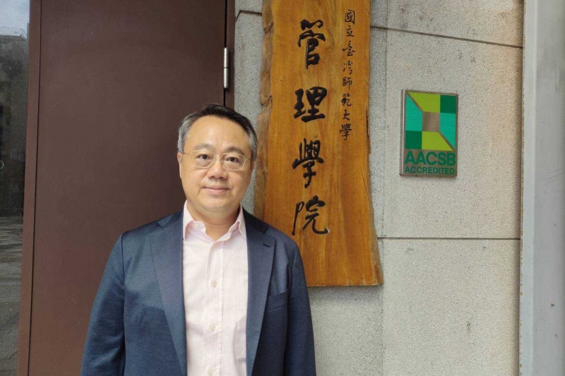 國立臺灣師範大學管理學院院長蔡蒔銓，希望將人文與設計的養分結合嚴謹的管理知識，才能培養出真正能帶動產業長久發展的高階人才。(圖/鄧亦涵攝)
