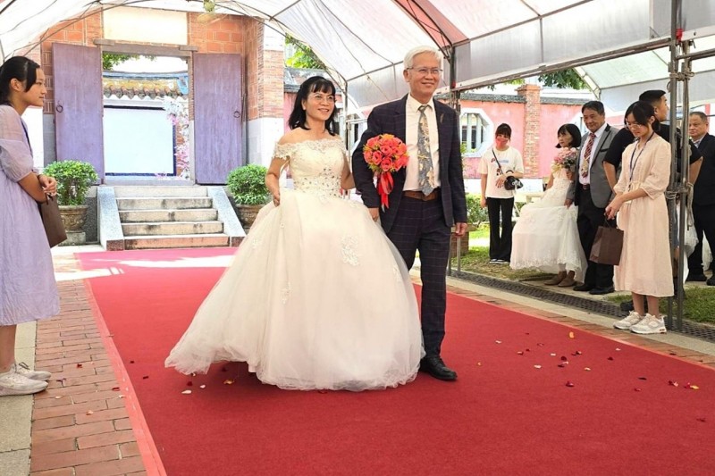 大甲區公所辦理「情牽一世」銀色婚紗活動,銀髮佳偶穿上婚紗與西裝步上紅毯,重溫當年浪漫時光。(圖/台中市政府) 大甲區公所辦理「情牽一世」銀色婚紗活動,銀髮佳偶穿上婚紗與西裝步上紅毯,重溫當年浪漫時光。(圖/台中市政府)