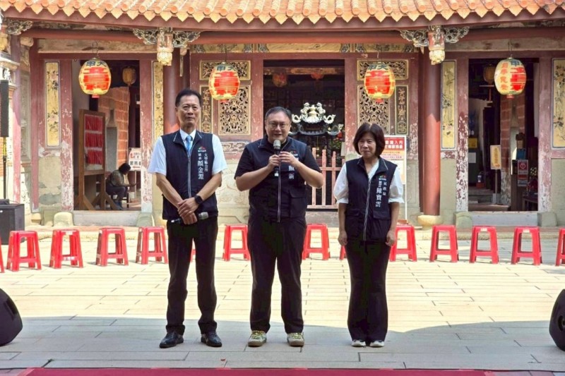 鄭副市長出席活動,讚許銀髮佳偶相互扶持、恩愛長久的情感,是最美的家庭典範。(圖/台中市政府) 鄭副市長出席活動,讚許銀髮佳偶相互扶持、恩愛長久的情感,是最美的家庭典範。(圖/台中市政府)