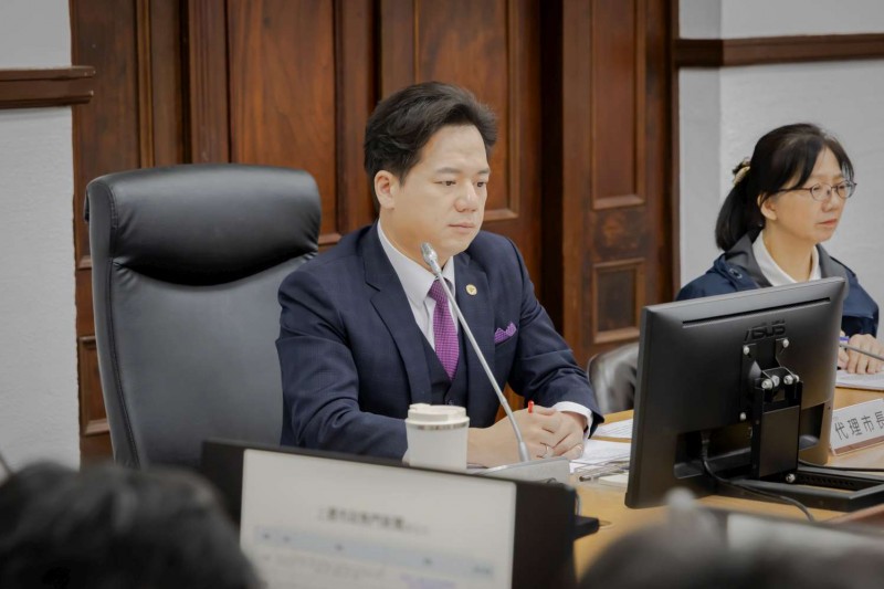 新竹市政府市務會議聚焦院版財劃法衝擊 邱臣遠代理市長:捍衛市民權益不退讓。(圖/新竹市政府) 新竹市政府市務會議聚焦院版財劃法衝擊 邱臣遠代理市長:捍衛市民權益不退讓。(圖/新竹市政府)