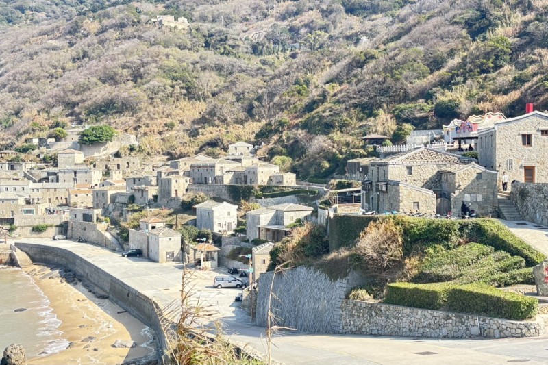 馬祖北竿芹壁村（Chinbe）是馬祖保存最完整的閩東式石厝建築群，因依山傍水、花崗岩屋舍錯落成階梯狀，且面臨湛藍海洋，被譽為「馬祖地中海」或「台版希臘」。(照片/鄧亦涵攝)