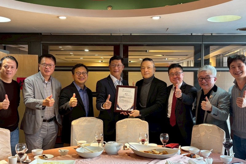 現場進行交流合影，展現跨界攜手拓展海外市場的共識，未來將以政策對話與產業媒合為主軸，打造具國際競爭力的合作體系。(圖/台波商會提供)