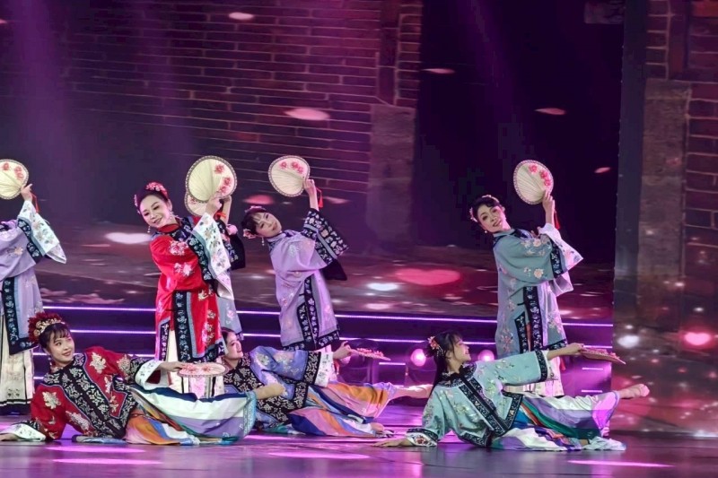 經常結合公益表演的劉麗麗舞蹈團此次受邀北京演出以扇為善，一方面展現台灣早期生活的樣貌，同時將母女之情，展現於舞作中。(圖/劉麗麗舞蹈團提供)