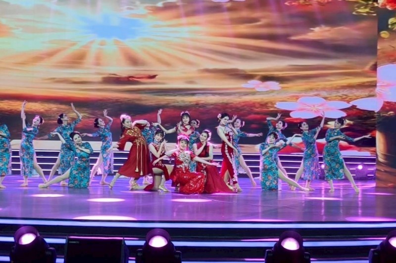 劉麗麗舞蹈團春晚的節目「待嫁女兒心」一登場立即獲得現場參與團隊與來賓一致的讚賞。(圖/劉麗麗舞蹈團提供)