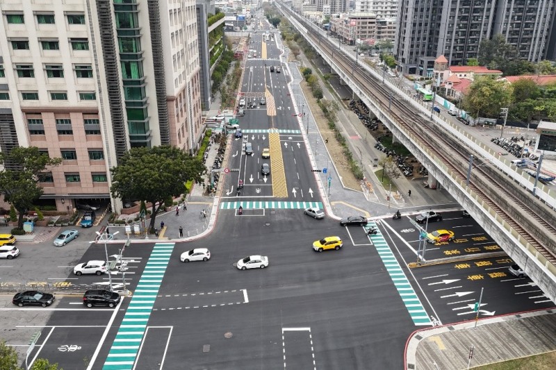 台中市南區建國北路拓寬完工通車，守護師生與民眾通行安全。(圖/台中市政府建設局提供)