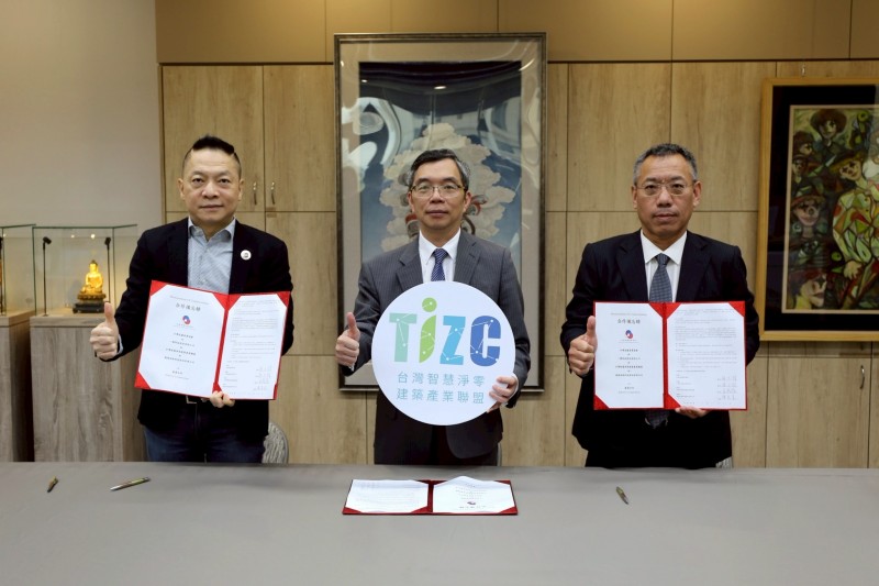 三方簽訂MoU - 台灣波蘭商業協會會長趙忠傑博士(左)與 孟義超理事長(中) 與億鴻系統科技股份有限公司總經理張家豪(右) 合影。(照片/台波商會提供）