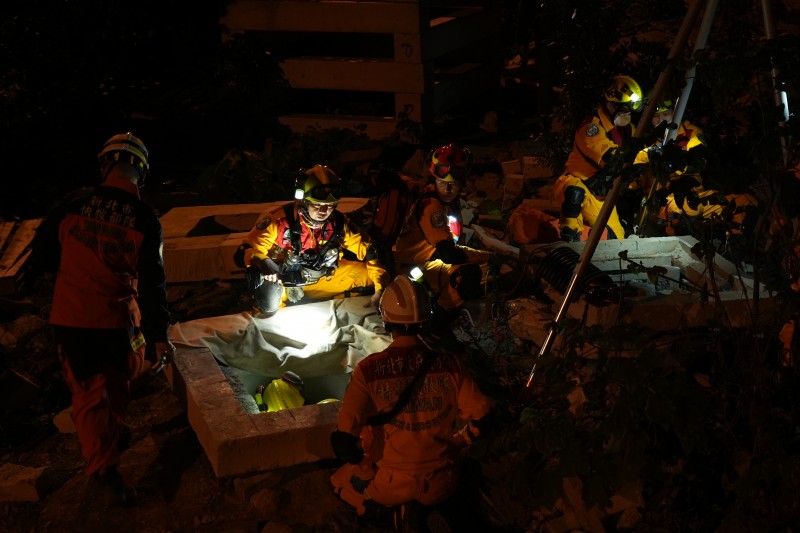 夜間模擬震災情境中,新北市特搜隊員在瓦礫堆間架設繩索與支撐設備,沿著 狹窄出入口進入局限空間實施救援,模擬倒塌建築物內脫困作業。(圖/風傳媒攝影) 夜間模擬震災情境中,新北市特搜隊員在瓦礫堆間架設繩索與支撐設備,沿著 狹窄出入口進入局限空間實施救援,模擬倒塌建築物內脫困作業。(圖/風傳媒攝影)