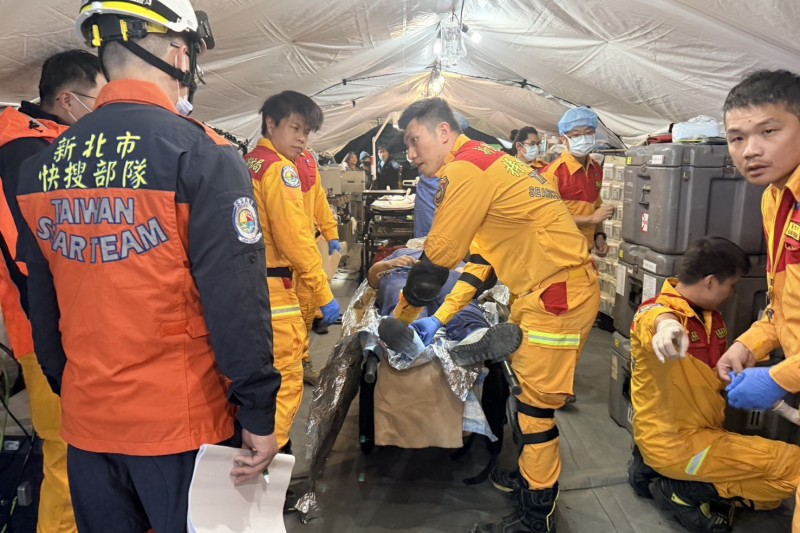 本次 NAP 模擬演練中亦啟用行動醫療站,由醫師與醫療人員在帳篷內為模擬傷 患評估與處置,驗證現地緊急醫療與手術前準備作業等關鍵能力。(圖/新北市政府消防局提供) 本次 NAP 模擬演練中亦啟用行動醫療站,由醫師與醫療人員在帳篷內為模擬傷 患評估與處置,驗證現地緊急醫療與手術前準備作業等關鍵能力。(圖/新北市政府消防局提供)